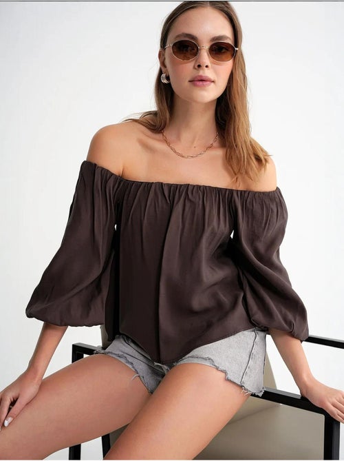 Blouse femme regular avec col madonna et détail volanté mixray - Kiabi Blouse femme regular avec col madonna et détail volanté mixray - Kiabi