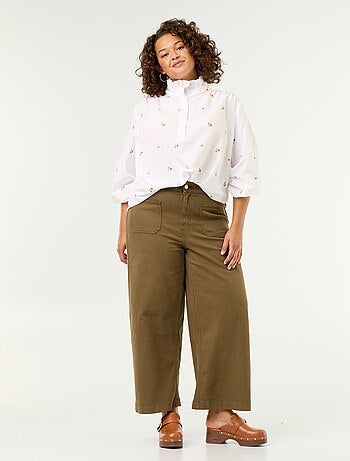 Blouse fleurs brodées avec col montant