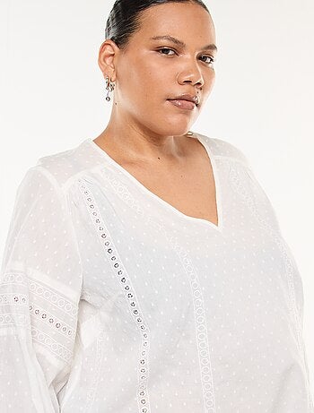Blouse fluide uni en plumetis et ses broderies ajourées