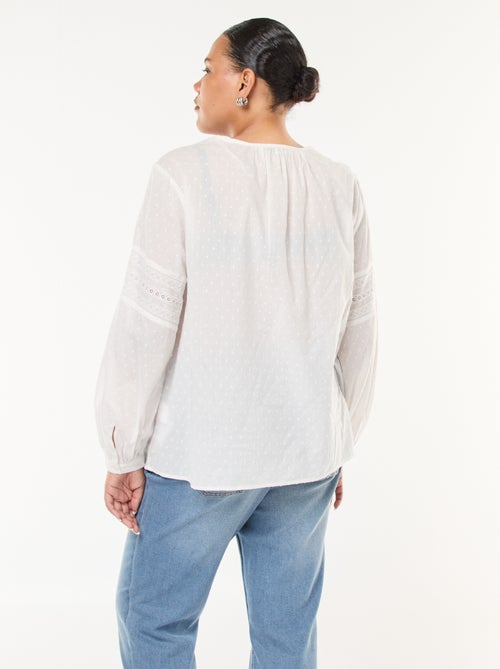 Blouse fluide uni en plumetis et ses broderies ajourées - Kiabi