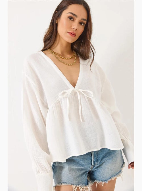 Blouse kort structuur v-hals met strik lucci - Kiabi Blouse kort structuur v-hals met strik lucci - Kiabi