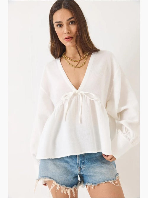 Blouse kort structuur v-hals met strik lucci - Kiabi Blouse kort structuur v-hals met strik lucci - Kiabi
