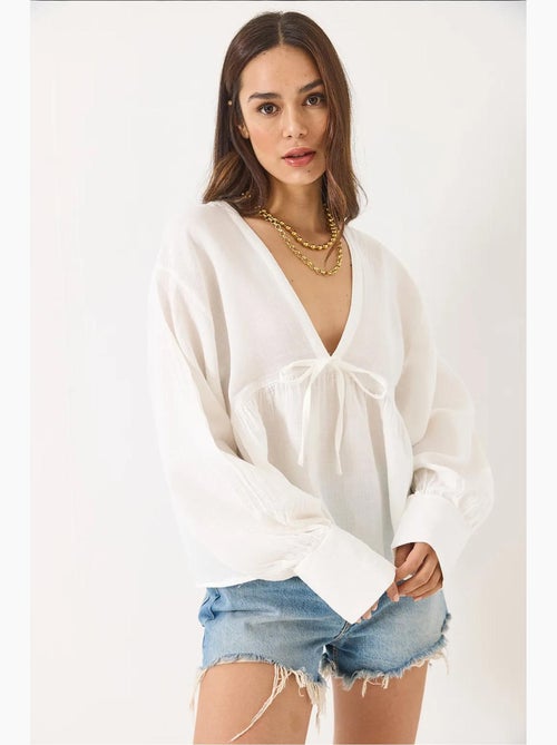 Blouse kort structuur v-hals met strik lucci - Kiabi Blouse kort structuur v-hals met strik lucci - Kiabi