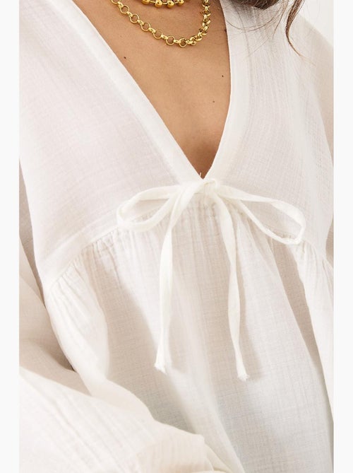 Blouse kort structuur v-hals met strik lucci - Kiabi Blouse kort structuur v-hals met strik lucci - Kiabi