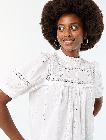 Blouse manches courtes avec broderies