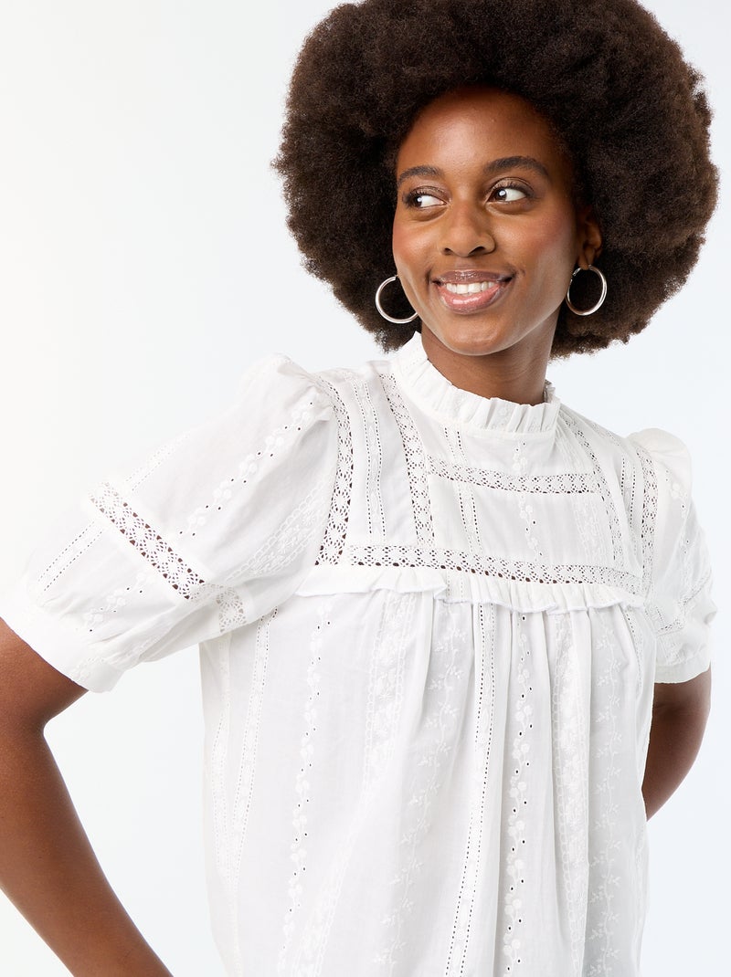 Blouse manches courtes avec broderies Blanc - Kiabi