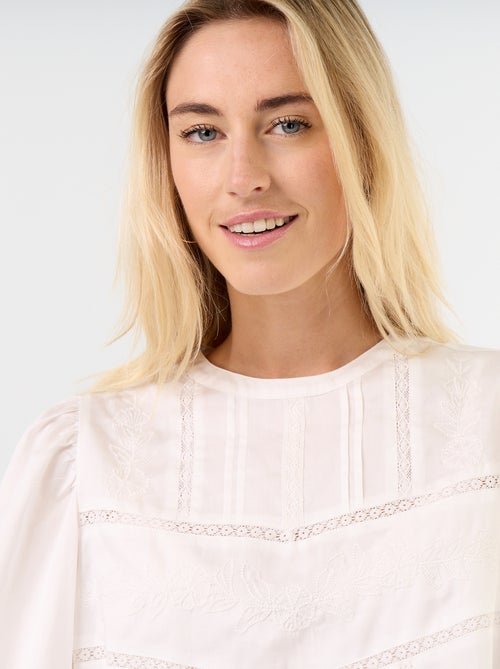 Blouse manches longues avec broderies - Kiabi Blouse manches longues avec broderies - Kiabi