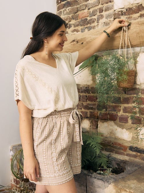 Blouse matière crêpée avec broderies - Kiabi