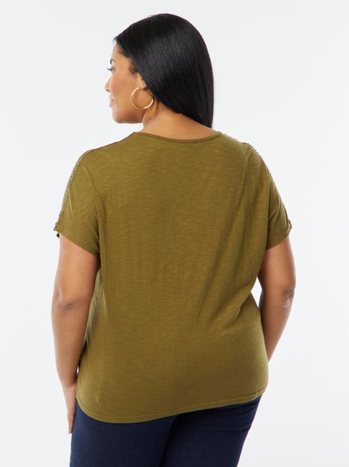 Blouse matière crêpée avec broderies - Kiabi