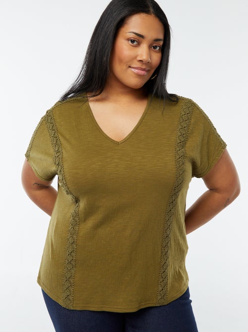 Blouse matière crêpée avec broderies - Kiabi