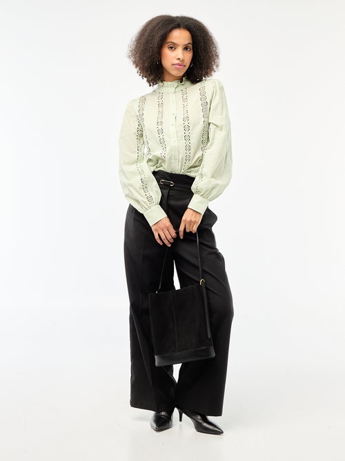 Blouse met broderie anglaise en ruchekraag - Kiabi Blouse met broderie anglaise en ruchekraag - Kiabi