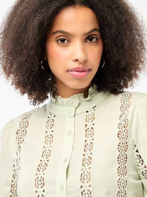 Blouse met broderie anglaise en ruchekraag - Kiabi Blouse met broderie anglaise en ruchekraag - Kiabi