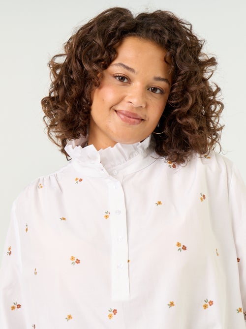 Blouse met geborduurde bloemen en opstaande kraag - Kiabi Blouse met geborduurde bloemen en opstaande kraag - Kiabi