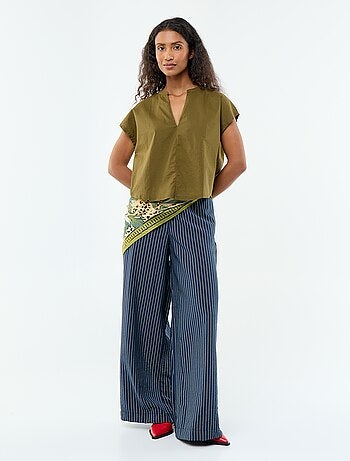 Blouse met korte mouwen en V-hals