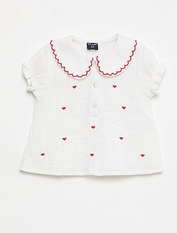 Blouse met puntkraag en 'hartjes' borduursels