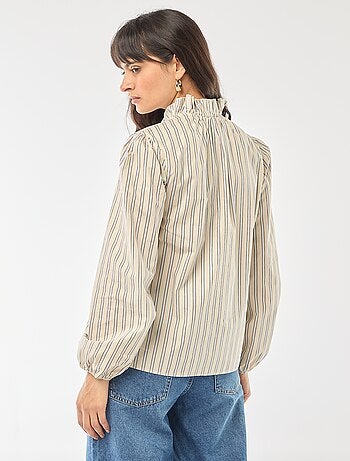 Blouse met ruches aan de kraag en de sluiting