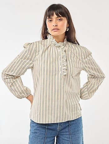 Blouse met ruches aan de kraag en de sluiting
