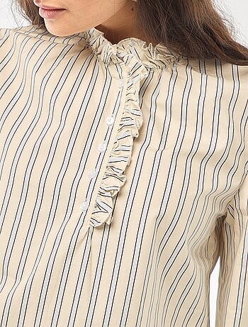 Blouse met ruches aan de kraag en de sluiting