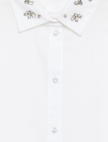 Blouse met siersteentjes op de kraag