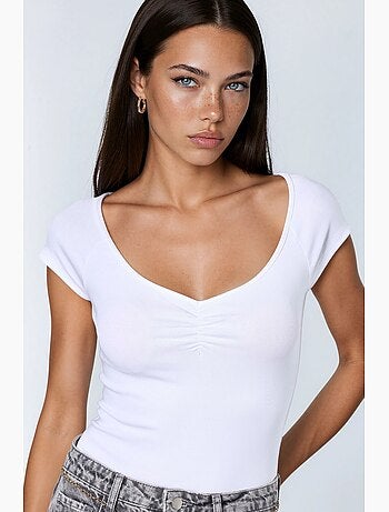 Blouse met v-hals en korte mouwen met drapering busem