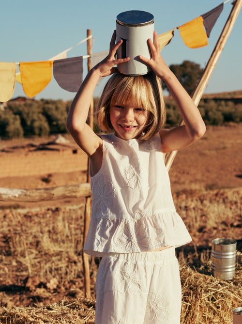 Blouse sans manches avec broderies fleuries - Kiabi