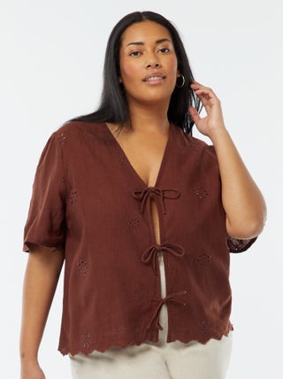 Blouse uni avec broderies et ouverture par cordons