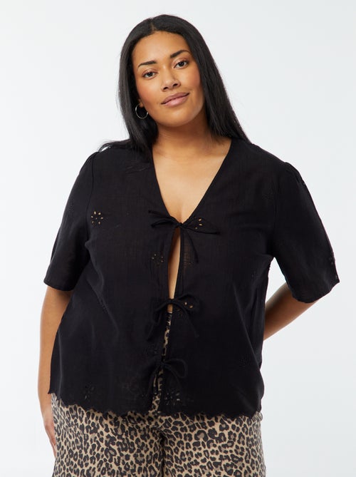 Blouse uni avec broderies et ouverture par cordons - Kiabi
