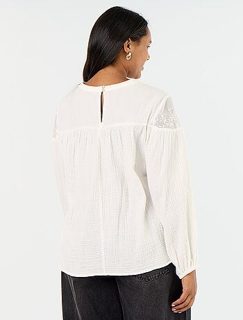 Blouse uni en gaze de coton et dentelle