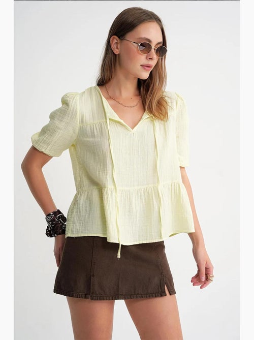 Blouse van structuurmousseline met ronde hals en bies mixray - Kiabi Blouse van structuurmousseline met ronde hals en bies mixray - Kiabi