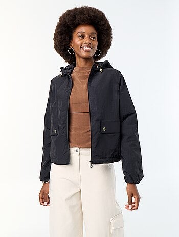 Blouson coupe-vent à capuche avec poches à rabat