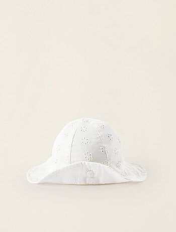 Bob en coton avec broderie anglaise