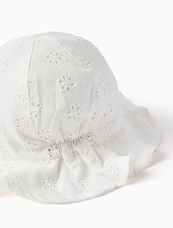 Bob en coton avec broderie anglaise
