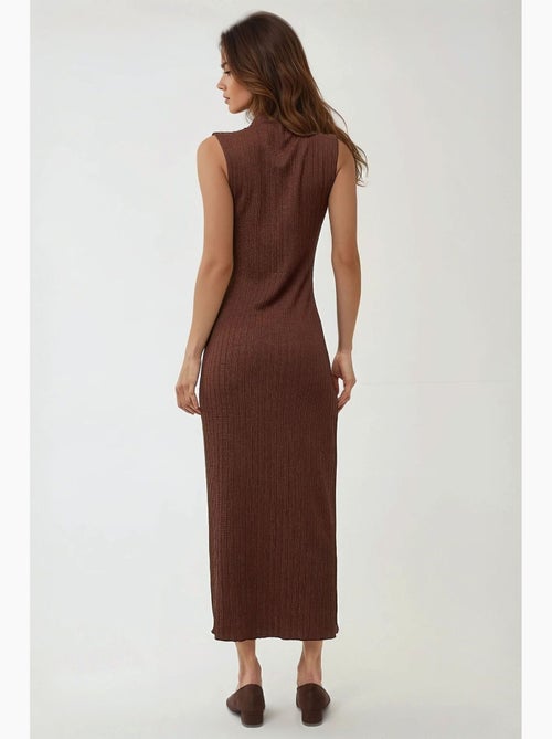 Bodycon maxi-jurk met halterkraag en textuur hiccup - Kiabi Bodycon maxi-jurk met halterkraag en textuur hiccup - Kiabi