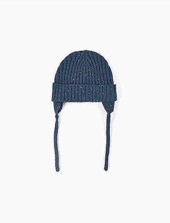 Bonnet en maille avec fils colorés et liens à nouer