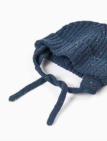 Bonnet en maille avec fils colorés et liens à nouer
