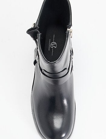 Boots en simili avec boucles fantaisie