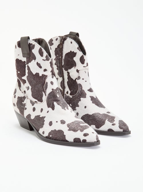 Boots in cowboylaarsstijl met imitatie koeienhuid - Kiabi Boots in cowboylaarsstijl met imitatie koeienhuid - Kiabi