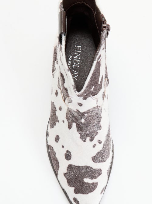 Boots in cowboylaarsstijl met imitatie koeienhuid - Kiabi Boots in cowboylaarsstijl met imitatie koeienhuid - Kiabi