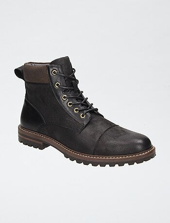 Boots met gekartelde zool
