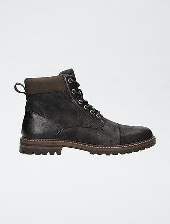 Boots met gekartelde zool