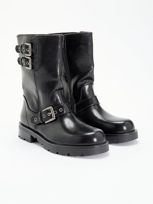 Boots tige haute en simili avec lanière fantaisie - Kiabi Boots tige haute en simili avec lanière fantaisie - Kiabi