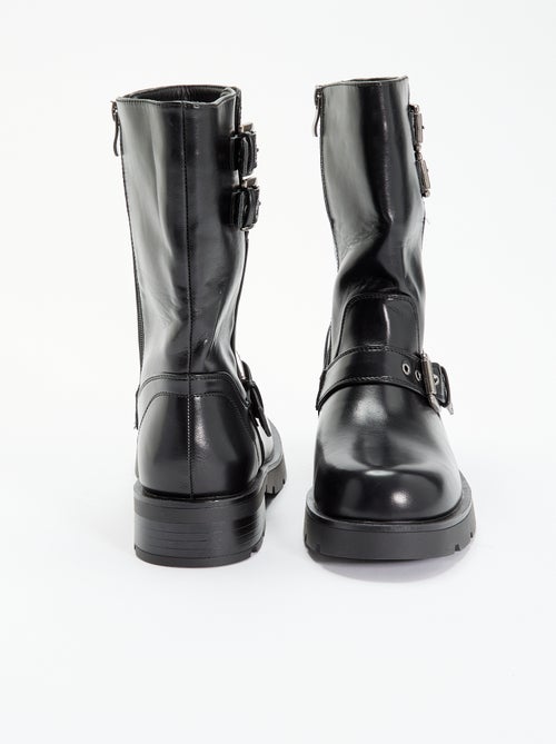 Boots tige haute en simili avec lanière fantaisie - Kiabi Boots tige haute en simili avec lanière fantaisie - Kiabi