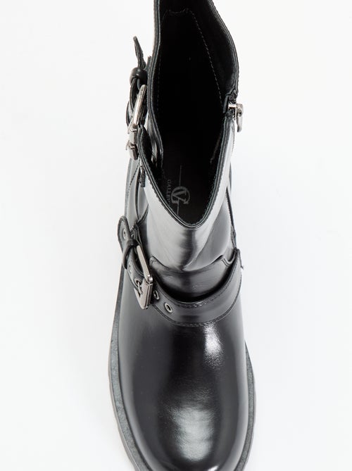 Boots tige haute en simili avec lanière fantaisie - Kiabi Boots tige haute en simili avec lanière fantaisie - Kiabi
