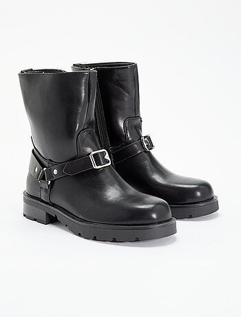 Boots van gelakt imitatieleer met fantasiebandjes