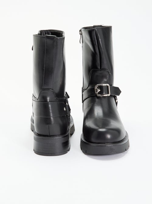 Boots van gelakt imitatieleer met fantasiebandjes - Kiabi Boots van gelakt imitatieleer met fantasiebandjes - Kiabi