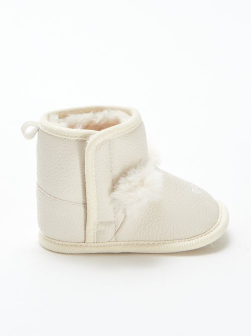 Bottines fourrées avec pompon - Kiabi