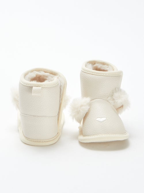 Bottines fourrées avec pompon - Kiabi