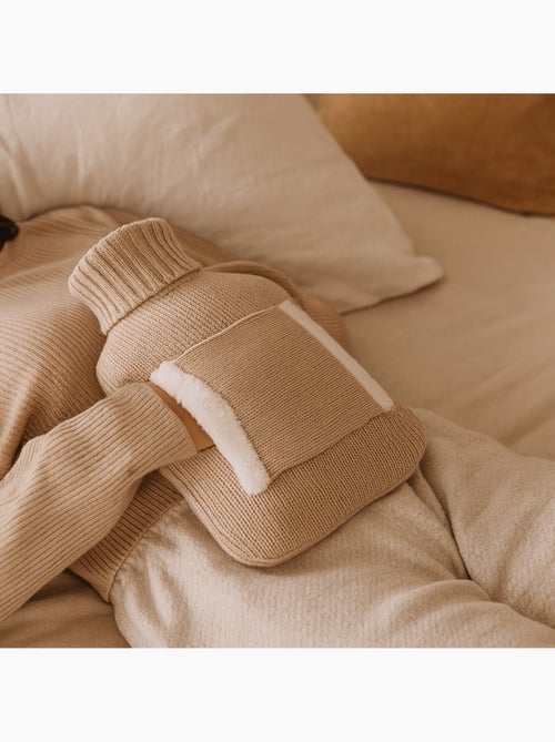 Bouillotte à eau avec poche réchauffe-mains - Kiabi Bouillotte à eau avec poche réchauffe-mains - Kiabi