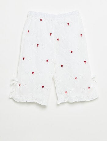 Broek met fantasieknopen en Engelse borduursels