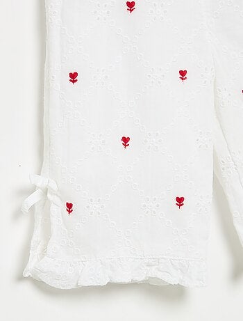 Broek met fantasieknopen en Engelse borduursels